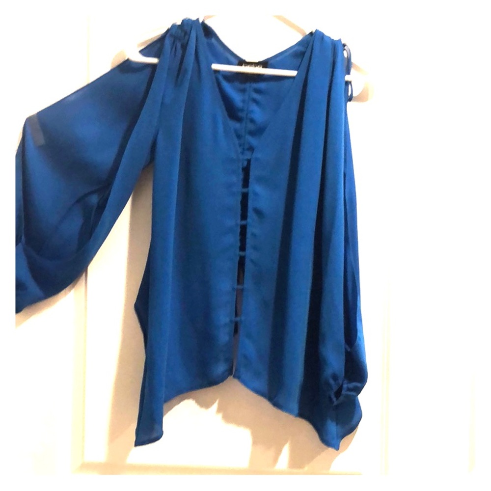 Bebe open sleeve top